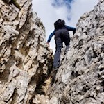 Attraverso un camino di roccia sulla Croda Negra