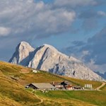 Im Schatten des Peitlerkofels lädt die Rossalm zur Einkehr