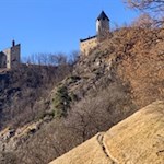 Von Burg Sprechenstein führt ein Wiesensteig zum Pilgerweg hinab