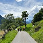 Sanft zieht sich der Wanderweg durch die liebliche Landschaft zum Pedrutscherhof