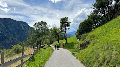Sanft zieht sich der Wanderweg durch die liebliche Landschaft zum Pedrutscherhof