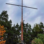 Auf dem Signater Kopf thront ein hohes Kreuz