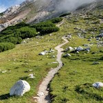 Durch steinbeschlagene Wiesenhänge in Richtung Col Bechei