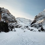 Hinter dem Berggasthaus Pederü nimmt der Wanderweg Nr. 7 seinen Anfang