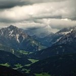 Blick auf das von hohen Bergen umfriedete Pragser Tal