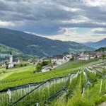 Inmitten-malerischer-Wiesen-liegt-Feldthurns