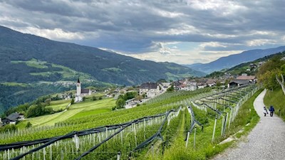 Inmitten malerischer Wiesen liegt Feldthurns