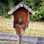 Der Weg wird von schlichten und zugleich ausdrucksstarken Kreuzwegstationen gesäumt