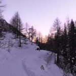 Die Abendsonne taucht die Valler Rodelbahn in malerische Farben