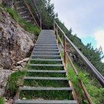 Stahltreppen erleichtern den Anstieg zum Sorapis See