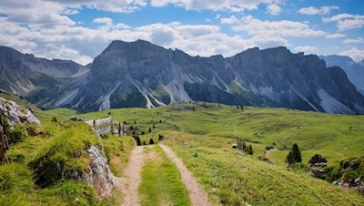 Die Wanderung zur Pieralongia Hütte führt durch eine bezaubernde Landschaft
