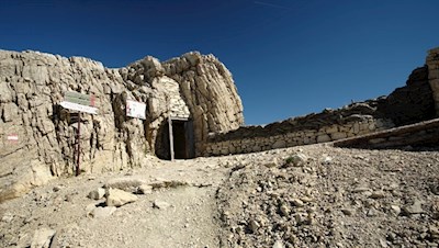 Sulla strada per il rifugio Lagazuoi si incontrano cimeli della prima guerra mondiale