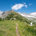 Der aussichtsreiche Kreuzkofel erhebt sich vor einer schneeweißen Gletscherwelt