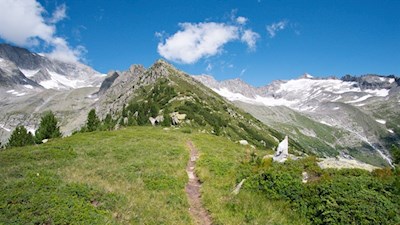 Der aussichtsreiche Kreuzkofel erhebt sich vor einer schneeweißen Gletscherwelt