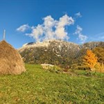 Durch herbstlich gefärbte Wiesen zur St. Valentin Kirche