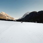 Sanft zieht sich der Winterwanderweg über den Talboden