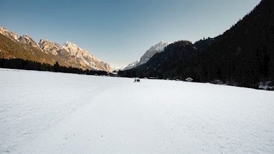 Sanft zieht sich der Winterwanderweg über den Talboden