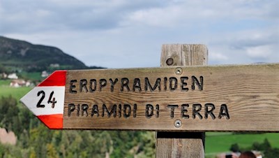 Auf dem Weg Nr. 24 zu den Erdpyramiden