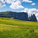 Die malerische Seiser Alm mit dem Schlern im Hintergrund