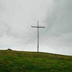 Der-Große-Mittager-wird-von-einem-hohen-Gipfelkreuz-geschmückt