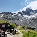 Die Sonnenterrasse der Birnlückenhütte mit Blick auf die Dreiherrenspitze
