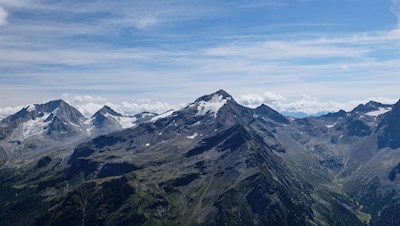 Neben uns erheben sich mächtige Dreitausender wie der Hoch- und Wildgall, der Schneebige Nock oder das Fernerköpfl