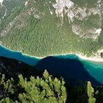 Während des Anstiegs auf den Herrstein öffnen sich verträumte Ausblicke auf den Pragser Wildsee
