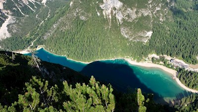 Während des Anstiegs auf den Herrstein öffnen sich verträumte Ausblicke auf den Pragser Wildsee