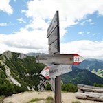 Vom Sarlsattel führt der Wanderweg Nr. 33B auf den nunmehr nahen Lungkofel