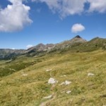 Rückwärtsgewandter Blick auf den sanften Anstiegsweg