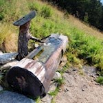 Auf dem Weg zur Platte verheißt ein Brunnen erfrischende Abkühlung