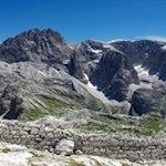 Zeugnisse einer traurigen Vergangenheit vor der Kulisse des Elfer und der Hochbrunner Schneid