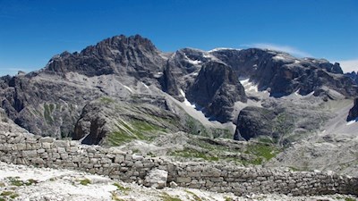 Zeugnisse einer traurigen Vergangenheit vor der Kulisse des Elfer und der Hochbrunner Schneid