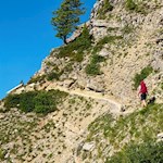 Der Höhenweg zur Almhütte Sot Pütia quert teils steil abfallende Hänge