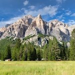 La nostra vista cade sulle imponenti pareti rocciose della Varella e della cima Conturines