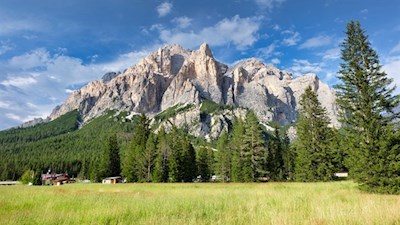 Unser Blick fällt auf die imposanten Felswände der Lavarella und der Conturinesspitze
