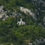 Inmitten des wuchtigen Rocchettamassivs: die Chiesetta Santa Barbara