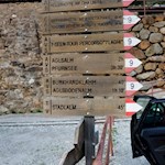 Wegweiser am Parkplatz