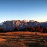 Die im Sonnenuntergang glühenden Rittner Almwiesen mit dem Schlern im Hintergrund