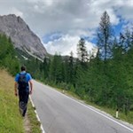 Zuletzt führt die Wanderung entlang der Straße zum Soldatenfriedhof Valparola