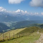 Über begraste Hänge auf das Toblacher Pfannhorn