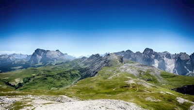 Blick auf den Lang- und Plattkofel, die Rosszähne und den Rosengarten