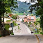 Der erste Teil der Wanderung führt die Straße entlang zu den Erdpyramiden