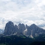 Il massiccio del SAssolungo si erge accanto a noi