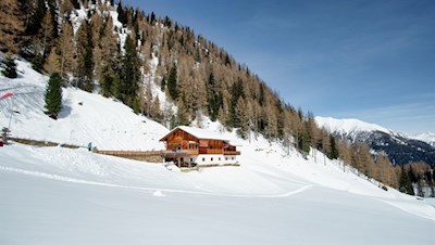 Inmitten einer idyllischen Winterlandschaft liegt die Marxegger Alm