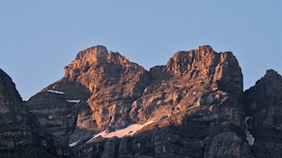 Blick auf die imposanten Felswände des Gschnitzer Tribulaun