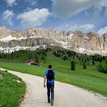 Vor der Kulisse des Rosengarten lädt die Messnerjoch Hütte zur Einkehr