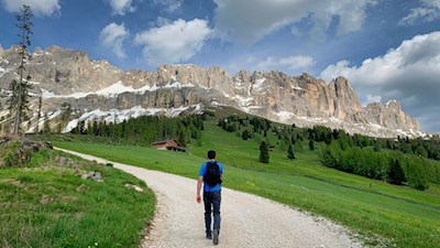 Vor der Kulisse des Rosengarten lädt die Messnerjoch Hütte zur Einkehr