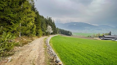 Unterwegs öffnen sich schöne Ausblicke auf Bruneck und den Kronplatz
