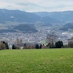 Unter dem Liebesbaum in Amaten öffnet sich ein malerischer Ausblick